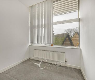 3 bedroom flat to rent - Photo 4