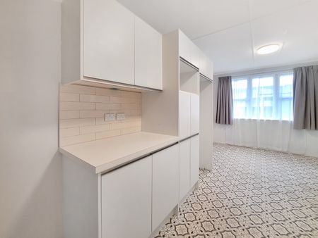 Beautifully renovated 3-bedroom family home. - Photo 2
