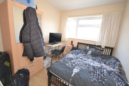 3 bed Flat for Rent - Photo 4