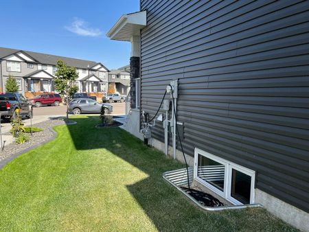 Stunning 3 Bedroom Townhouse Near Gasoline Alley! - Photo 3