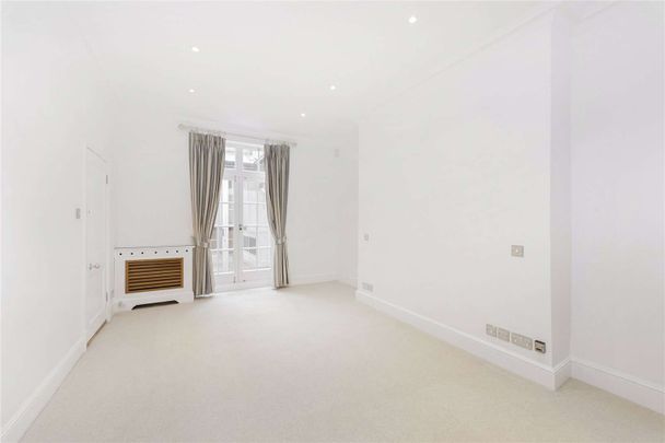 A two bedroom apartment that offers a wonderful high ceilinged reception room as well as a contemporary styled kitchen. - Photo 1