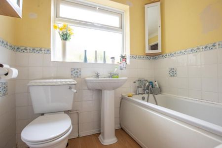 3 bedroom semi-detached bungalow to rent - Photo 4