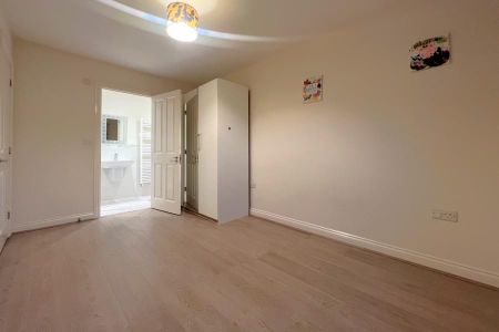 3 bedroom end of terrace house to rent - Photo 3
