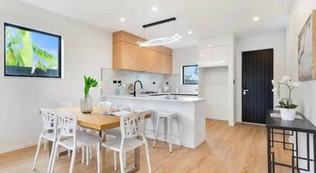 4 Bedroom Modern Townhouse - Photo 2