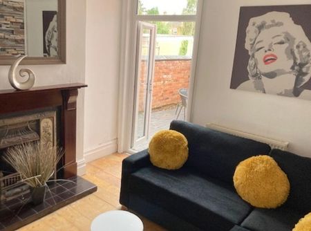 6 bedroom semi-detached house to rent - Photo 2