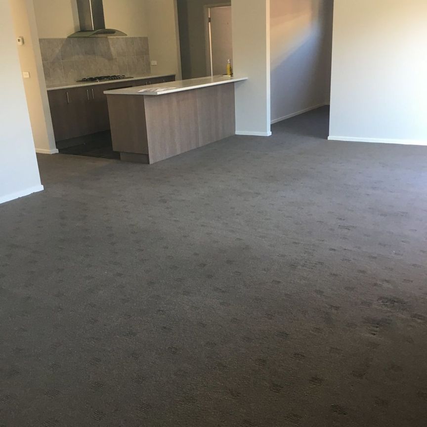 SPACIOUS FAMILY HOME IN THE FANTASTIC MARIOTT WATERS ESTATE. - Photo 1