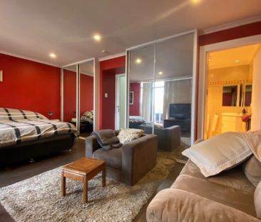 HUGE FURNISHED TOWNHOUSE - 3BR + 2BATH + ROOFTOP GARDEN! - Photo 3