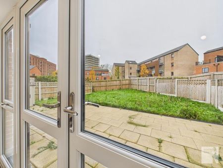 4 bedroom semi-detached house to rent - Photo 4