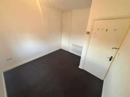 2 bed Apartment - To Let - Photo 2