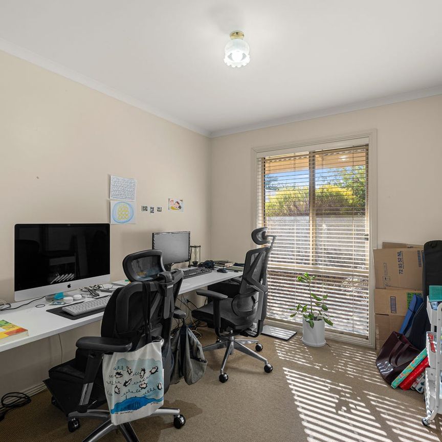 THREE BEDROOM TOWNHOUSE IN KENNINGTON - Photo 1