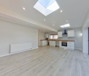 3 bedroom semi-detached bungalow to rent - Photo 6