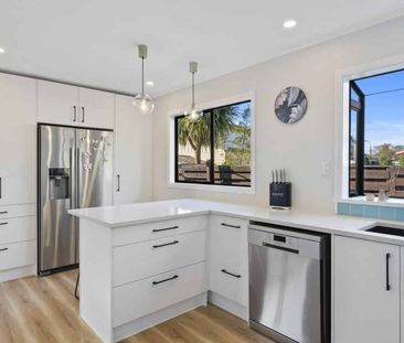 Spacious and modern 3 bedroom family home in Totora Park - Photo 1