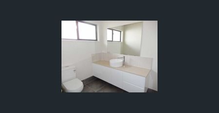 Spacious 4-Bedroom Home in Cannonvale - Close to Schools, Shops & Local Amenities - Photo 5