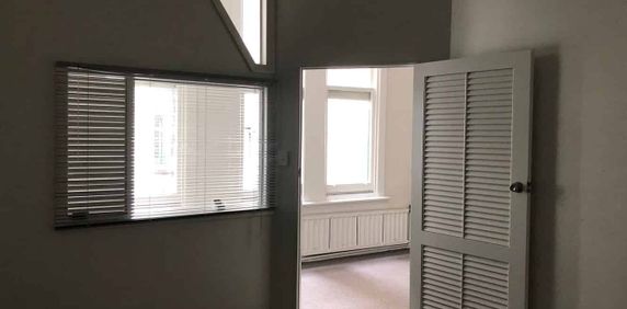Character 4 Bedroom Apartment - Photo 2