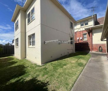 FRESHLY PAINTED CENTRALLY LOCATED TWO BEDROOM UNIT - Photo 1