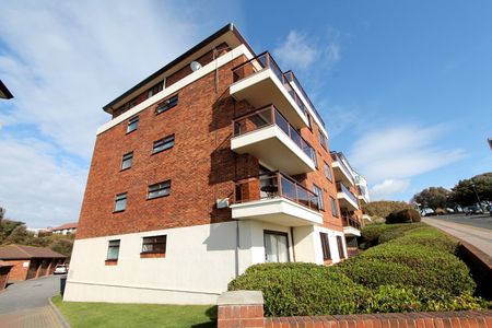 2 bed flat to rent in The Marina, Bournemouth, BH5 - Photo 4