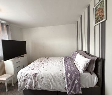 2 bedroom semi-detached to let - Photo 2