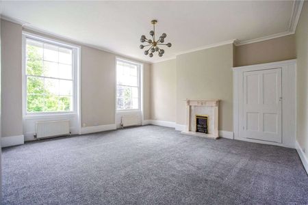 ***SHORT LET*** An impressive Townhouse overlooking Pittville Park. - Photo 2