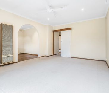 Charming 2-Bedroom Unit - Photo 2