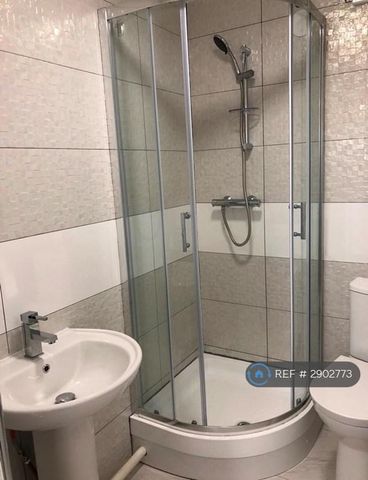 4 bedroom semi-detached house to rent - Photo 4