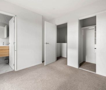 Brand-New Modern 3-Bedroom 3 bathroom in Howick - Photo 2