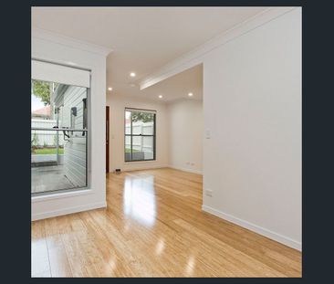 Luxury Townhouse with Private Retreat Oasis - Photo 5