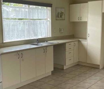 Spacious Family Townhouse in the Heart of Ranui - Photo 5