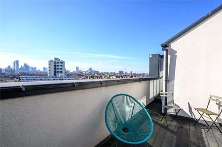 Exceptionally bright two bedroom sub-penthouse apartment. - Photo 4