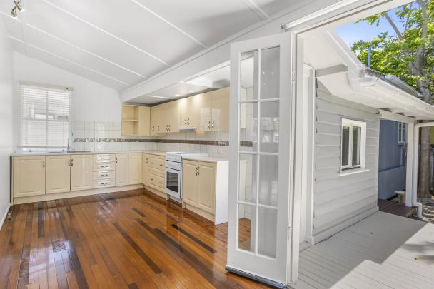 Freshly Updated Home with Outdoor Living & Low-Maintenance Appeal. 400 metres to the water front. Contact JULIE SYKES 0438 050 110 - Photo 1