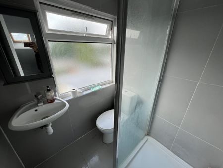 5 bedroom semi-detached house to rent - Photo 4