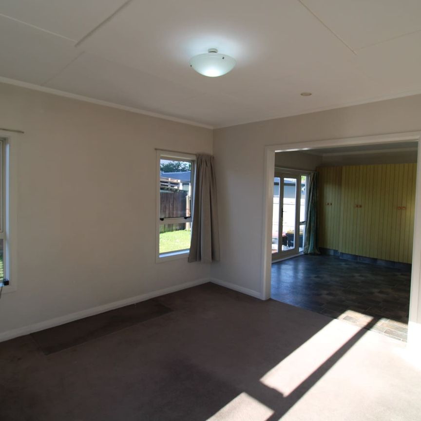 Warm Sunny Family Home - Photo 1