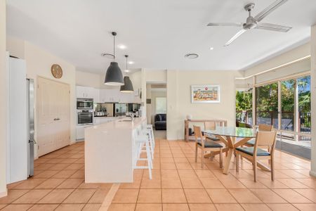 Beautifully Fully Furnished 4-Bedroom, 2-Bathroom Home with a Pool - Photo 3
