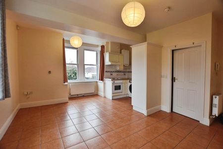 1 bedroom Flat To Let - Photo 2