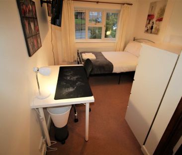 EN SUITE- Room 6, Pewley Way, Guildford, GU1 3PX - Photo 5