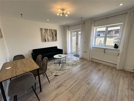 Crescent Drive, Aldershot, Hampshire, GU12 - Photo 2