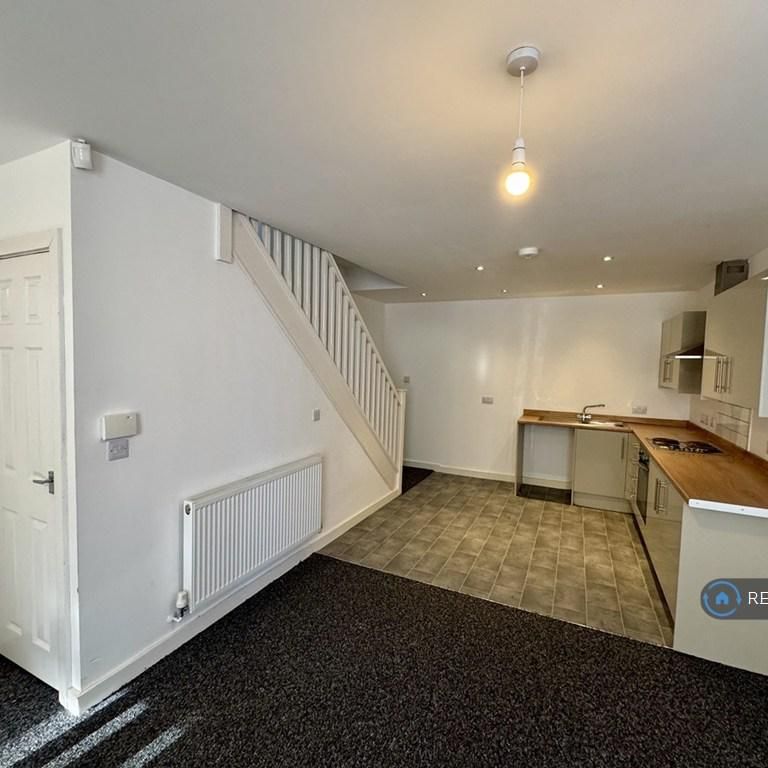 2 bedroom flat to rent - Photo 1