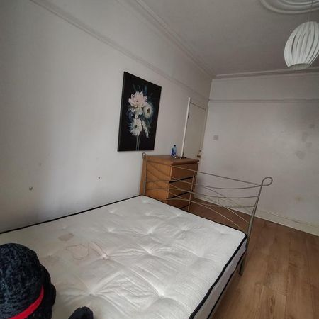 1 bedroom in a house share to rent - Photo 3