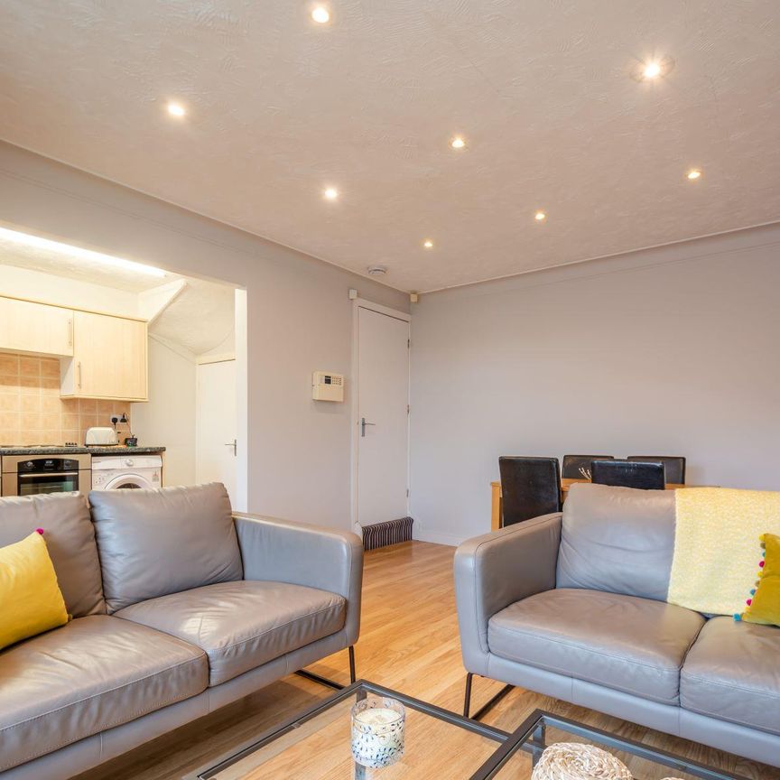 38 HESSLE AVENUE Leeds - LS6 1EF - Photo 1