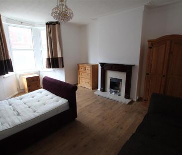 3 bedroom flat to rent - Photo 3