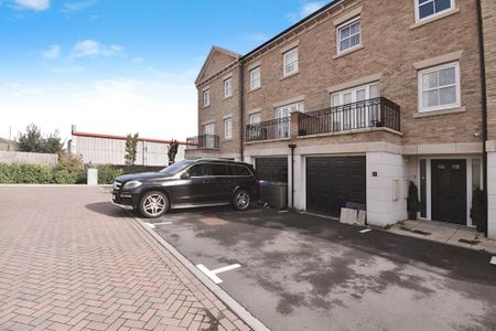 4 bedroom semi-detached house to rent - Photo 5