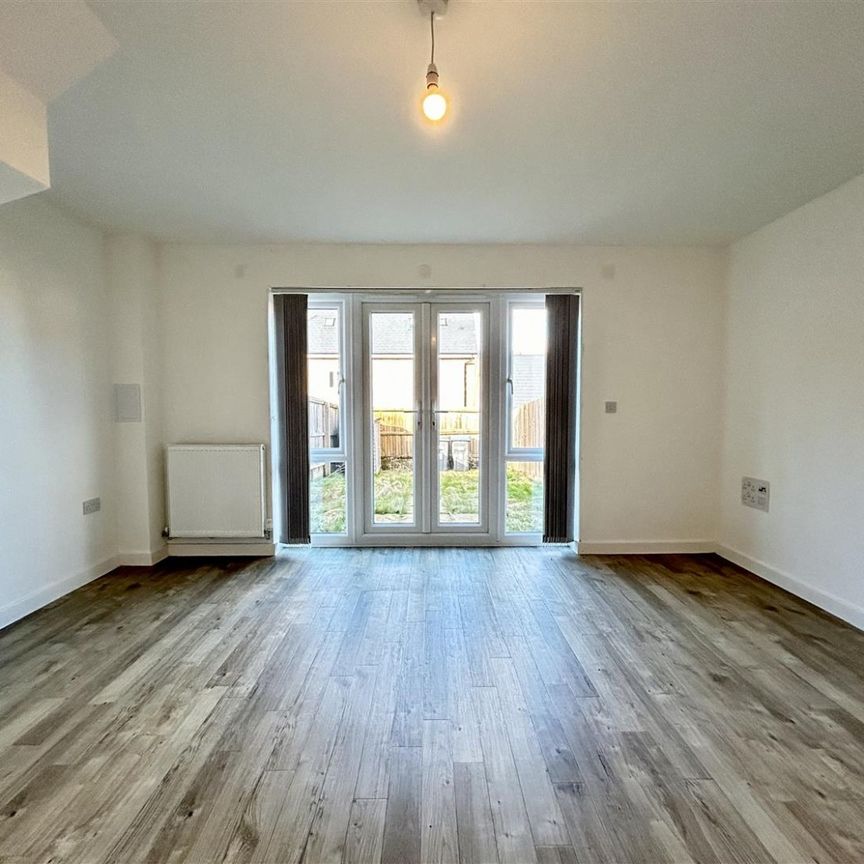 2 Bedroom House - Mid Terrace To Let - Photo 1