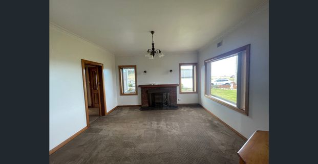 LARGE 3 BEDROOM HOME ON TABLE CAPE - STUNNING VIEWS WITH RELAXED RURAL FEEL - Photo 1