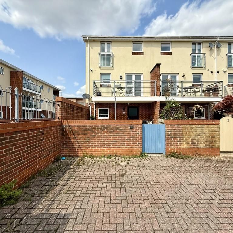 4 bedroom townhouse to rent - Photo 1