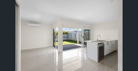 Modern Family Home, Freshly Painted & New Carpet - Photo 4