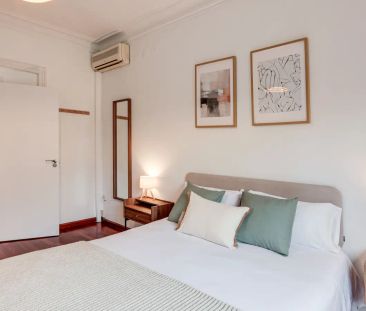 Room in a shared 10-bedroom apartment for rent in la Dreta de l'Eixample perfect for professionals. - Photo 4