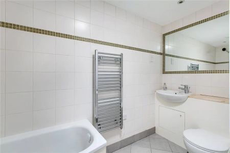 2 bedroom flat in London - Photo 5