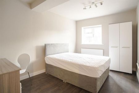 6 bedroom detached house to rent - Photo 5