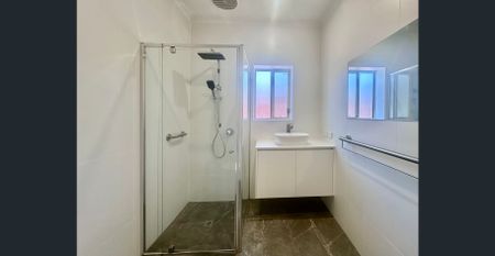 Spacious 4-Bedroom House in Melrose Park - Photo 3