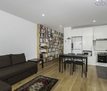 Fully furnished, air-conditioned apartment in central location clos... - Photo 2