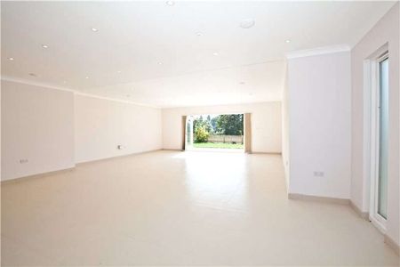 A spacious four bedroom family home with beautiful river views - Photo 2